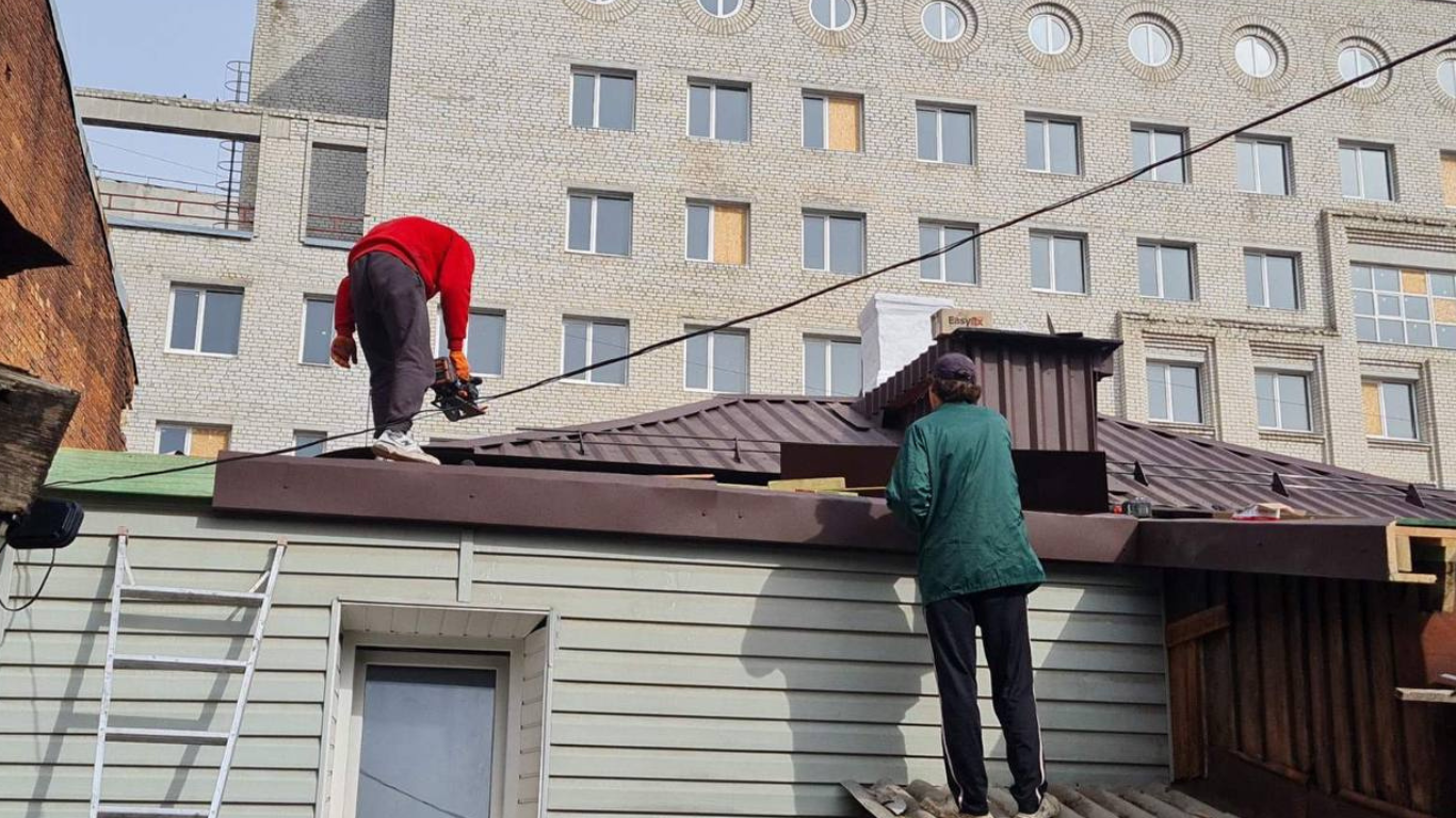 Dakonderhoud wordt uitgevoerd